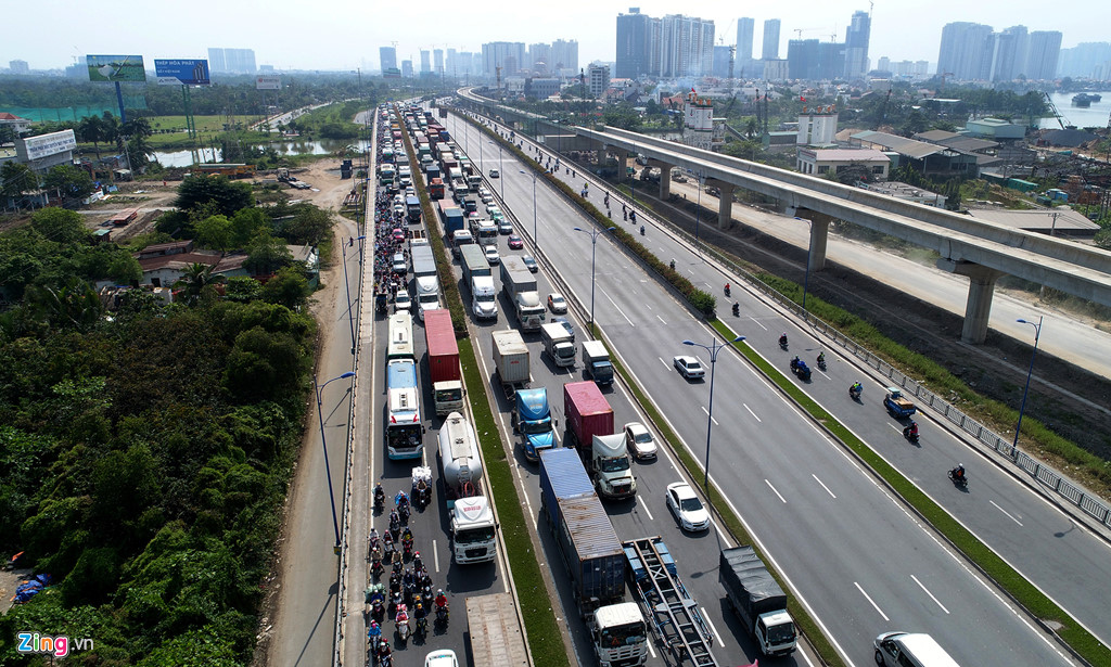 Xe cộ đặc kín trên xa lộ Hà Nội ngày cuối năm